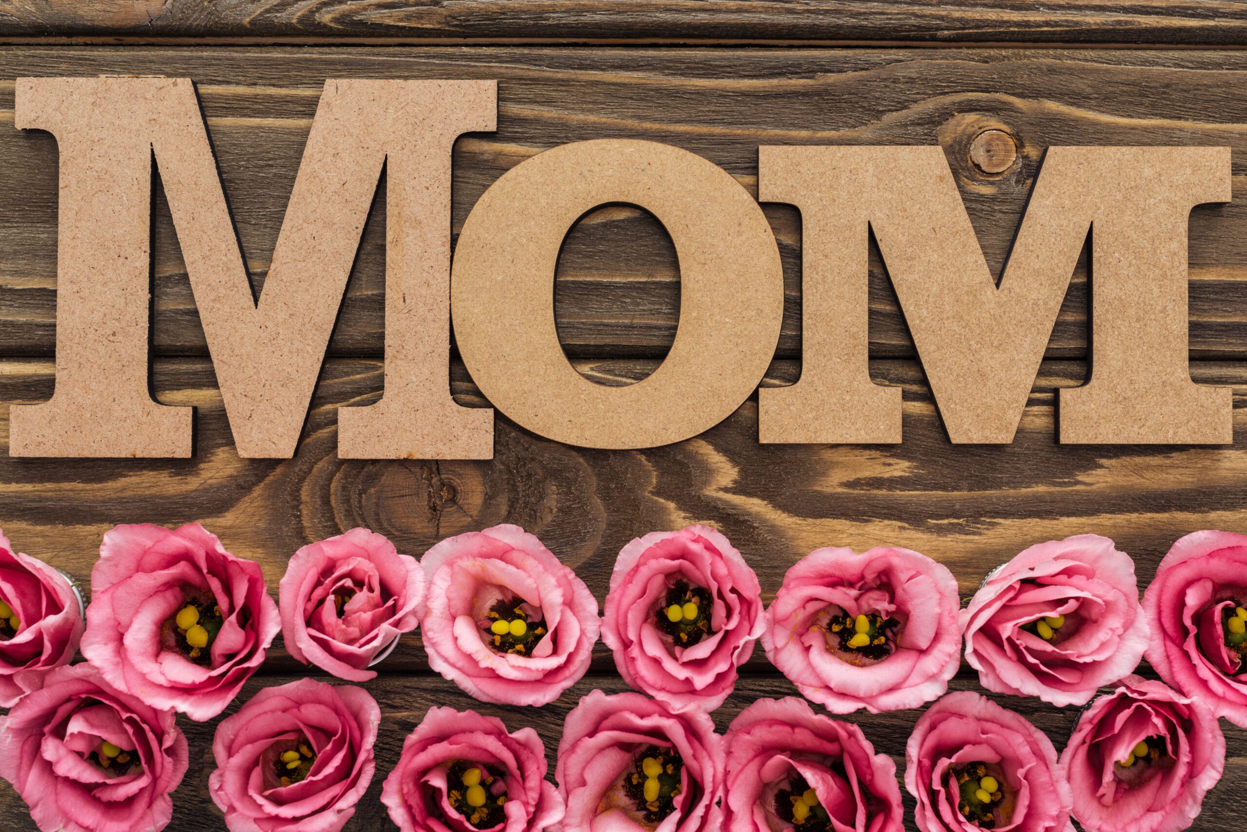 Top,View,Of,Pink,Eustoma,Flowers,And,Mom,Word,On